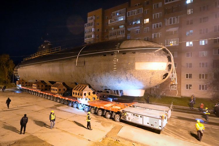 潛艇搬家的罕見場面吸引民眾圍觀。美聯社