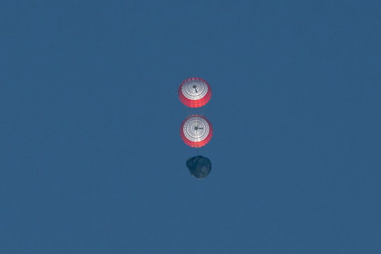 4名太空人返回地球，太空艙成功濺落海面。美聯社