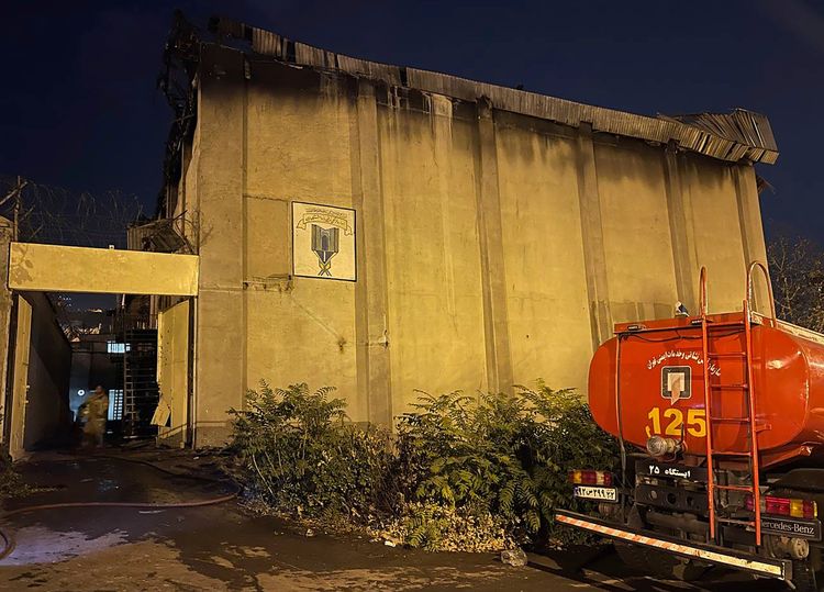 伊朗伊斯蘭共和國通訊社（IRNA）提供的照片顯示，監獄內一棟建物火勢撲滅後的外觀。美聯社