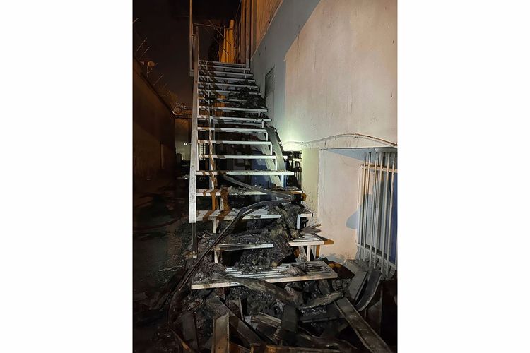 伊朗伊斯蘭共和國通訊社（IRNA）提供的照片顯示，監獄內一棟建物樓梯曾遭火吻。美聯社