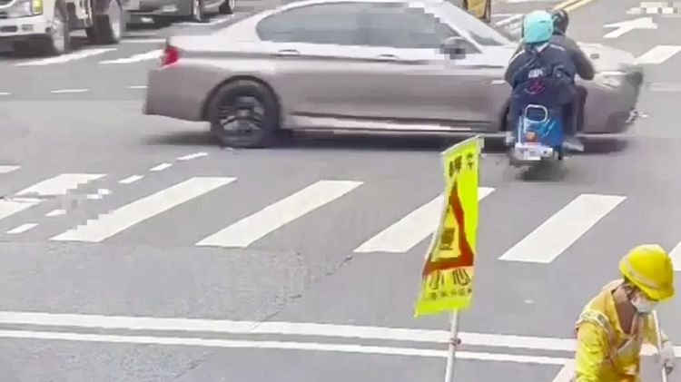 蔡男為躲避警方，闖紅燈撞上直行的機車。翻攝畫面