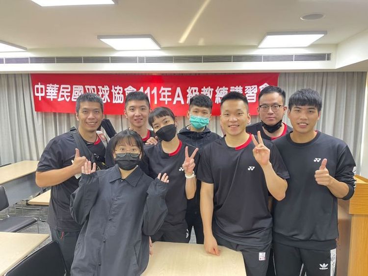 李洋(右三)參加A級教練講座。  李洋提供