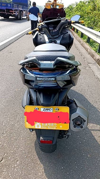 國道警察攔下黃牌重機準備拖吊下交流道。警方提供