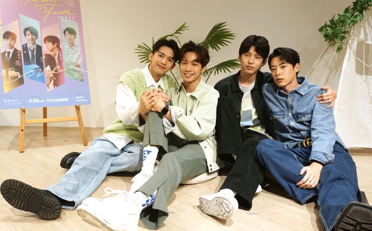 沈駿（左起）、李振浩、徐碩廷、黃信赫昨晚一起看《About Youth》最終回。bilibili、大慕可可提供