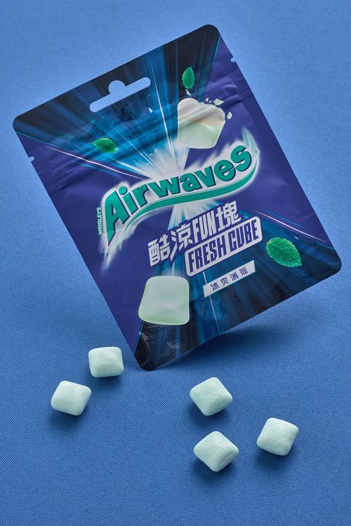 全新系列「酷涼FUN塊」外層脆感十足，內層有如軟糖般Q彈有嚼感、越嚼越多汁。業者提供