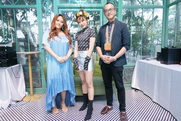 芮德（中）出席《Alian！大小事》媒體見面會，原文會執行長瑪蓋丹（右）與靈魂歌姬家家開心合影。原住民族廣播電台提供