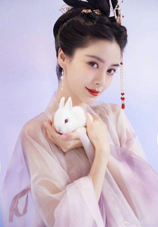 Angelababy中秋節扮成嫦娥。翻攝Angelababy微博