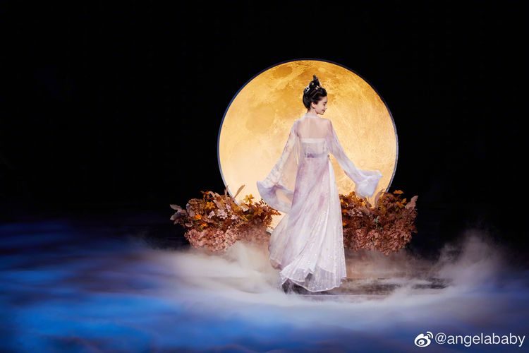 Angelababy拍嫦娥奔月美照。翻攝Angelababy微博
