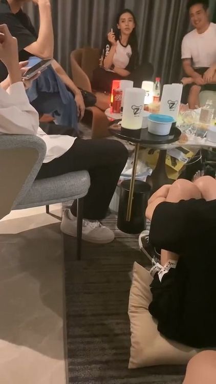Angelababy和友人聚會很放鬆。翻攝全球追星八百人微博