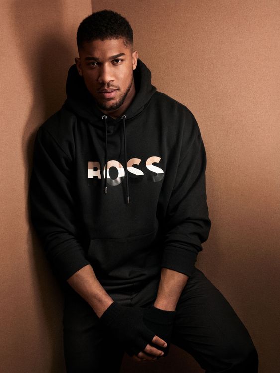 英國拳擊名將Anthony Joshua代言演繹2022秋冬新款BOSS經典連帽衫，男性氣息鮮明。品牌提供