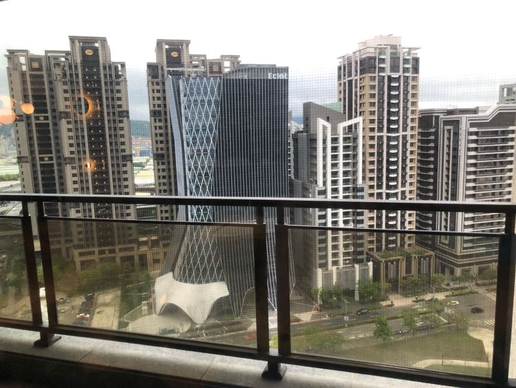 副都心有商辦、商場、酒店等題材，前景不淡。楊明峰攝