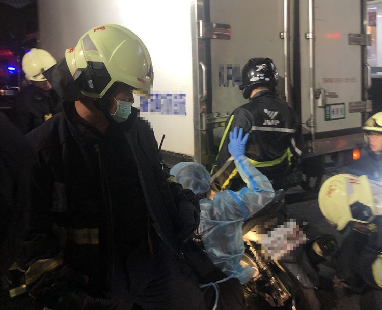 施男車速過快，直接撞上冷凍車。讀者提供