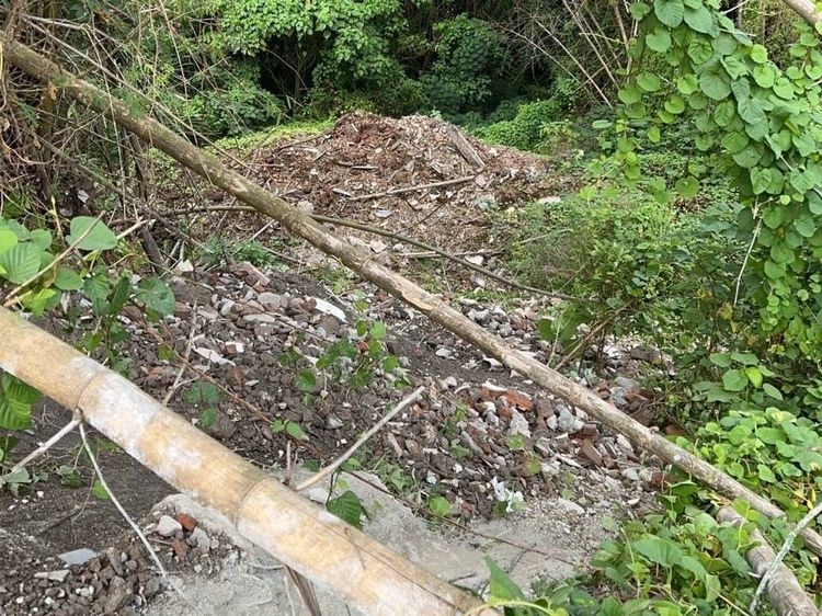 現場堆滿建築廢棄物。讀者提供