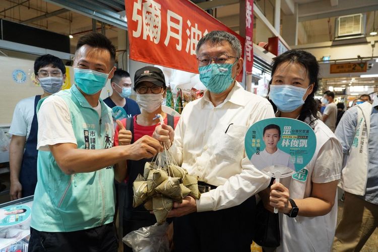 柯文哲陪民眾黨東南區市議員參選人林俊凱深入建國市場拜會攤商與民眾，爭取支持。民眾黨提供