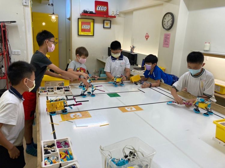 不少小朋友課餘喜歡到王孝裕服務處玩。王孝裕提供