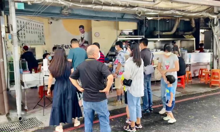 顧客排隊點餐。王志弘攝