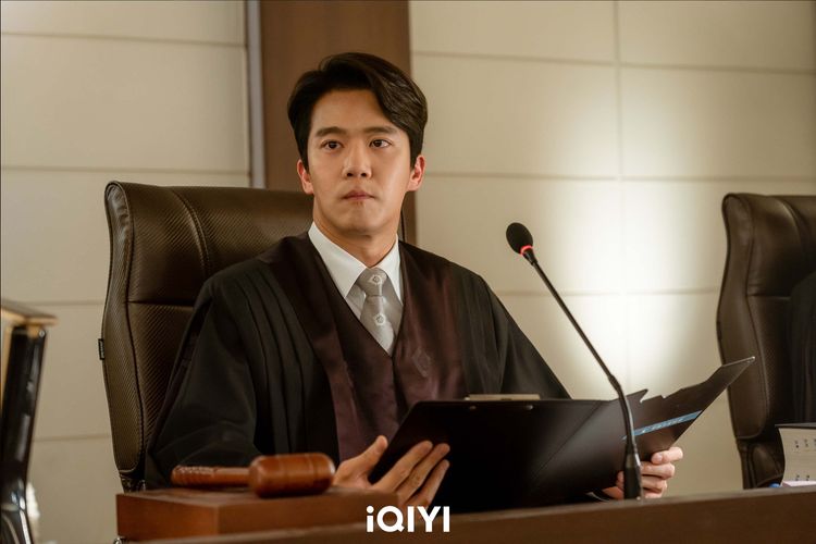 河錫辰在《BLIND局中人》飾演一絲不苟的法官，也是玉澤演的哥哥。愛奇藝國際站提供