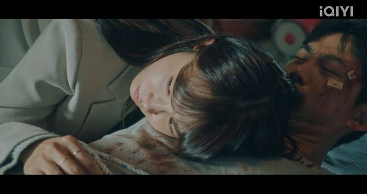 鄭恩地（左）在《BLIND局中人》貼在玉澤演胸口。愛奇藝國際站提供