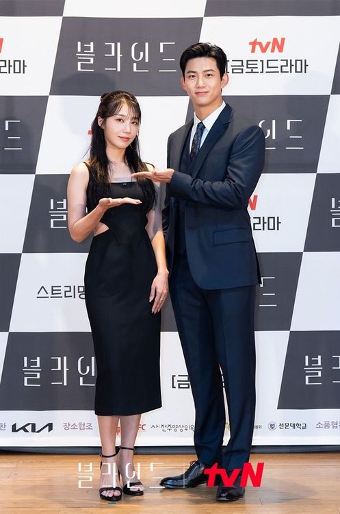 鄭恩地（左）稱讚玉澤演會在片場引導大家。翻攝tvN