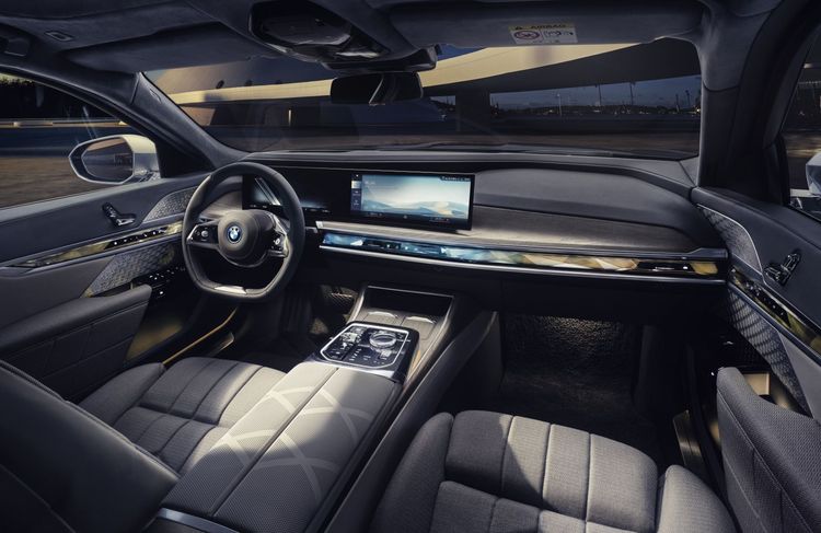 全新世代BMW 7系列導入由12.3吋虛擬數位儀錶、14.9吋中控觸控螢幕所構成的懸浮式曲面螢幕搭配BMW iDrive 8.0使用者介面。業者提供