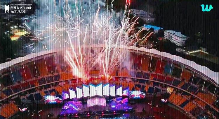 BTS演唱會一開場就是精采的煙火秀。빅히트뮤직