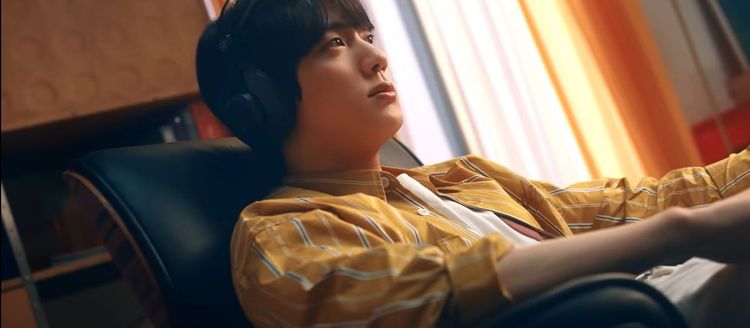 JIN看似聽音樂休息，其實想要出門。翻攝VisitSeoul TV