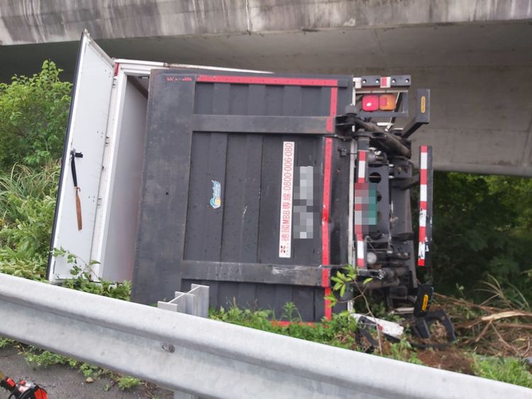 大貨車翻落邊坡。翻攝畫面