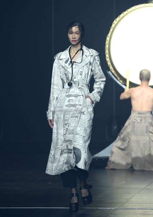 UUIN將《臺灣民報》報紙上的印刷轉印到服飾上，象徵1920年代台灣島民受外來文化知識爆發意涵。陳明中攝