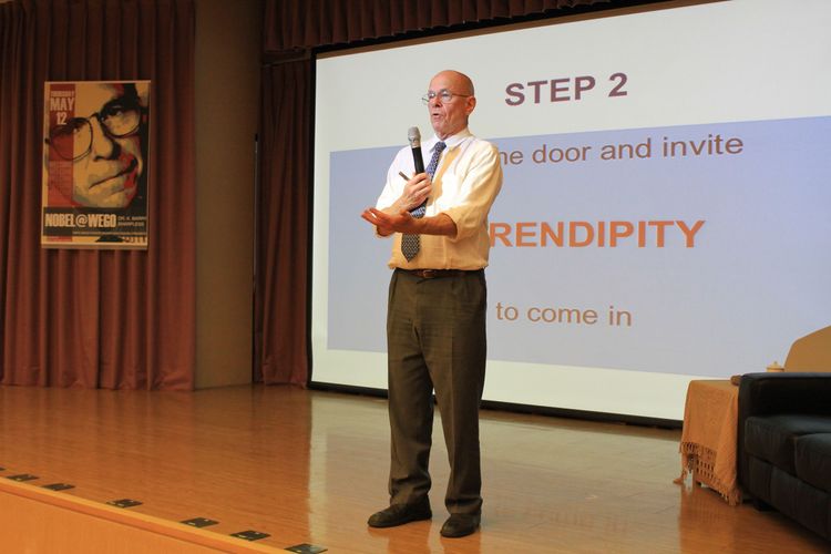 夏普萊斯2016年5月造訪]台北市私立薇閣中學與學生對談。台北市教育局提供