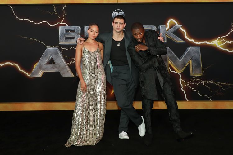 昆塔莎斯溫德爾（左起）、諾亞森迪尼奧與奧迪斯霍吉分飾「旋風」、「原子毀滅者」與「鷹俠」，都是首度在DC宇宙登場的超級英雄。華納兄弟提供