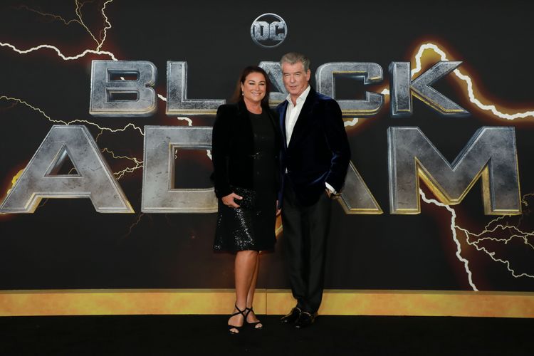 皮爾斯（右）與結縭21年的老婆出席。華納兄弟提供