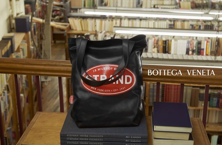 簡約黑色皮革版本的The Strand限量皮革托特包。品牌提供