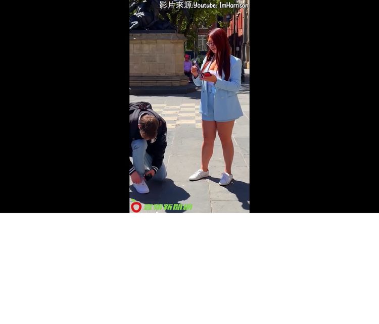 找單身女性幫忙，對方還露出甜美笑容。