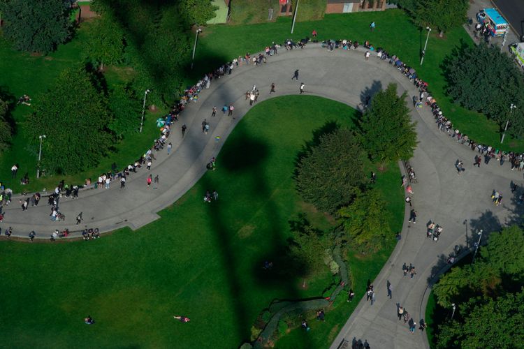 從空中俯瞰，長長排隊人龍看不到盡頭。美聯社