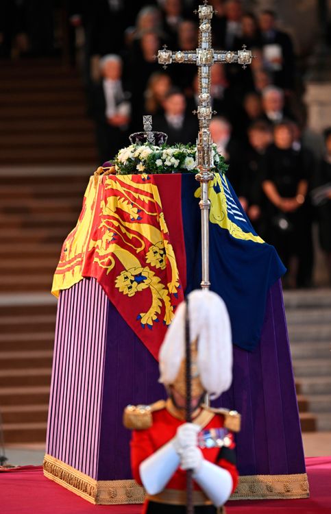 衛兵為女王守靈。美聯社
