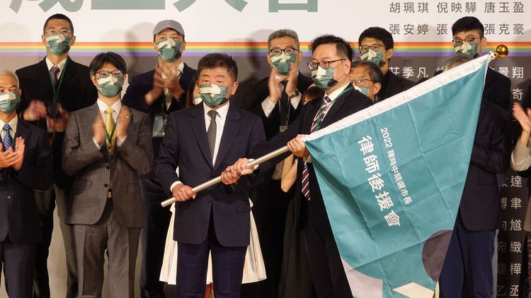 陳時中（中）表示，首都的市長當然要有不投降的概念。莊宗達攝