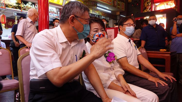 柯文哲(左)、黃珊珊(右)合體慈祐宮。莊宗達攝