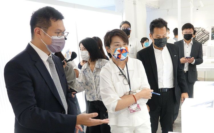 黃珊珊參訪都更願景館。莊宗達攝