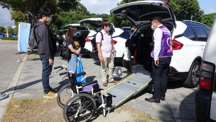 長照專車有升降梯，讓輪椅族也能輕鬆上下車。莊宗達攝