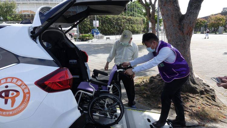 長照專車有升降梯，讓輪椅族也能輕鬆上下車。莊宗達攝