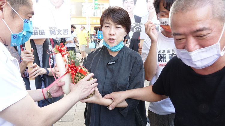 黃珊珊率議員參選人陳宥丞走訪西湖市場。莊宗達攝