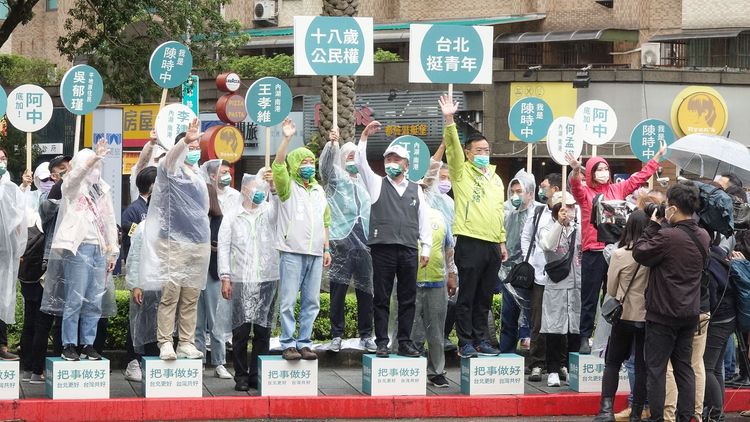 陳時中（中）今天早上到內湖站路口拜票。莊宗達攝