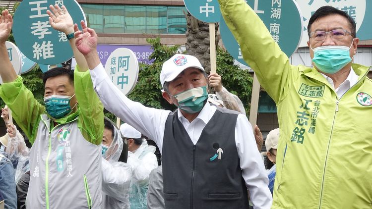 陳時中（中）直言，擔心棄保的人才會一直講。莊宗達攝