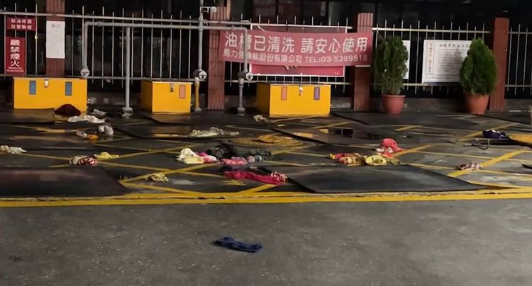 疑似加油站油槽油量偵測器蓋子鬆脫，95無鉛汽油由此滲出地面。民眾提供