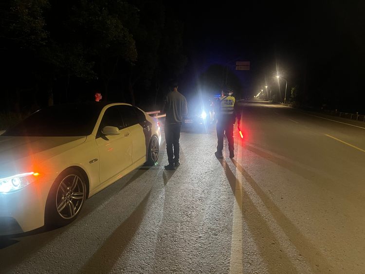 警方盤查疑似改裝車輛。警方提供