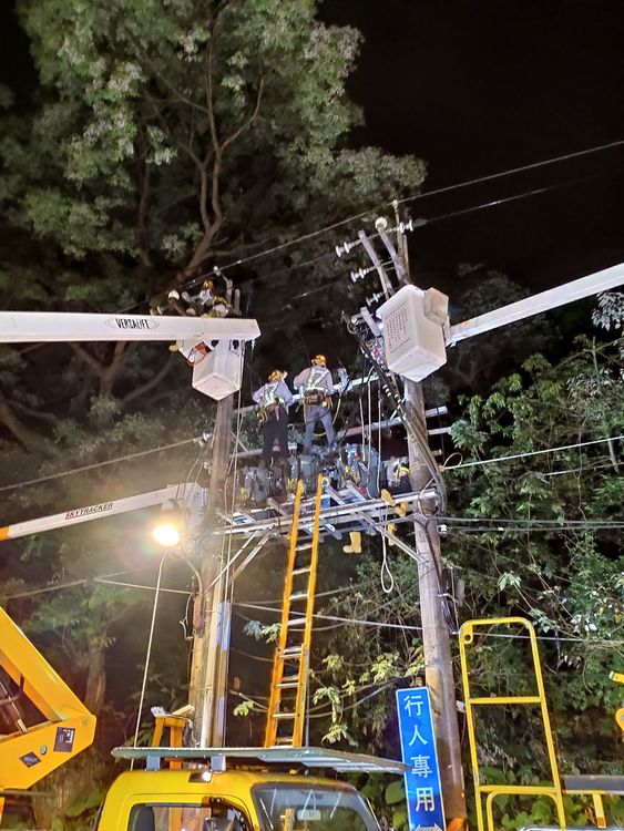 台電人員搶修電纜的情形。台電提供