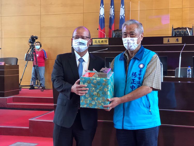 問政中氣十足剛正不阿、有「大炮議員」之稱的楊正中接受議長送臨別禮物。曾雪蒨攝