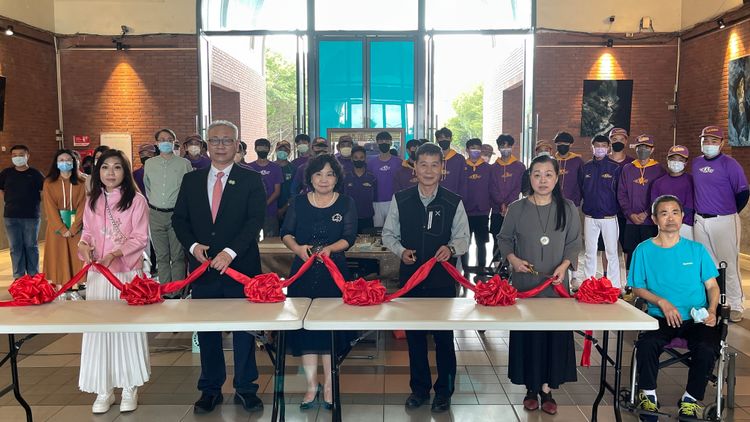 開南大學校長林玥秀校長及游登良等人主持攝影展開幕式。開南大學提供