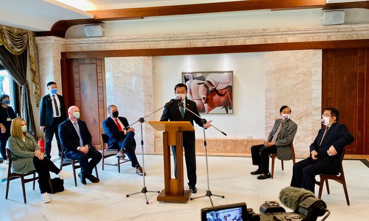 立委王定宇安排企業主與龐皮歐餐敘交流。王志弘攝