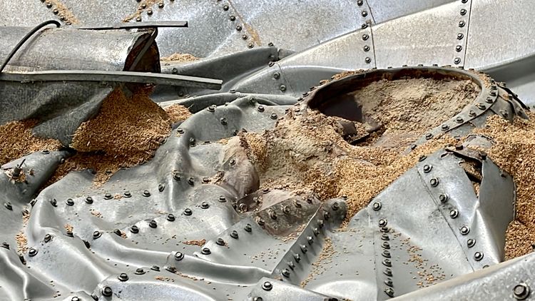 倒塌的稻米儲存筒倉，內部已清空。古和純攝